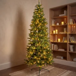 Albero Slim in finto pino 210 cm, 400 led integrati bianco caldo