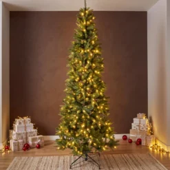 Albero Slim in finto pino 240 cm, 500 led integrati bianco caldo