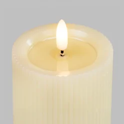 Candela Avorio a Coste per uso esterno, h 12,5 cm, Ø 7,5cm, fiamma 3D con stoppino ed effetto cera sciolta