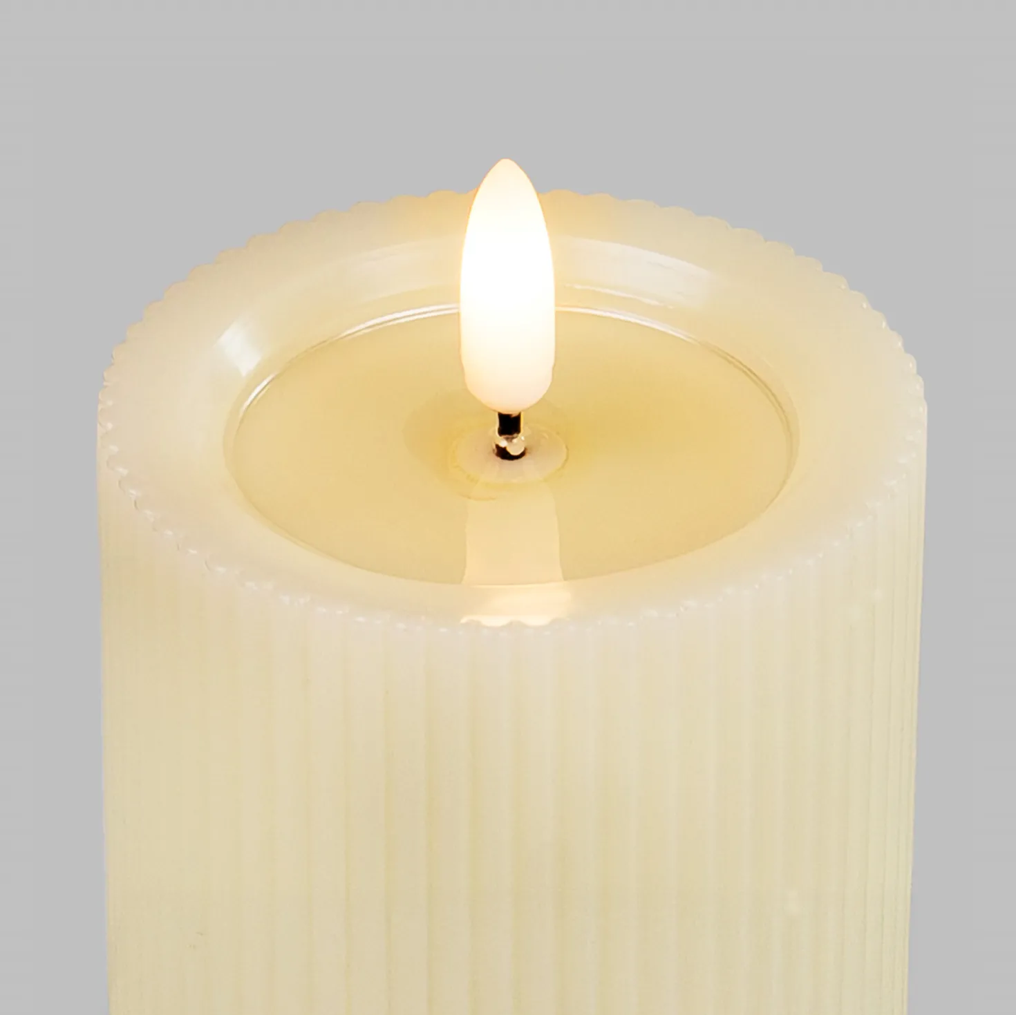 Candela Avorio a Coste per uso esterno, h 12,5 cm, Ø 7,5cm, fiamma 3D con stoppino ed effetto cera sciolta