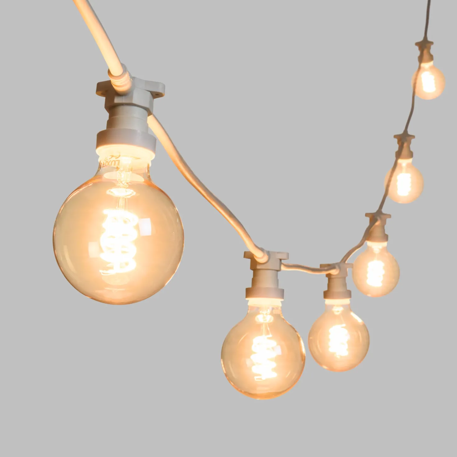 Catena 5 m, 16 lampadine globo Ø 95 mm di 4 Watt, led a spirale, cavo bianco, prolungabile