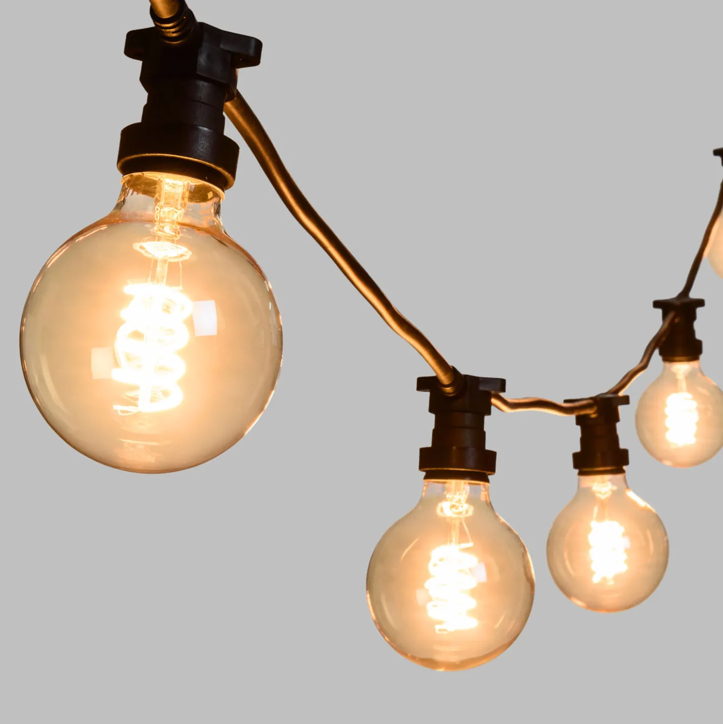 Catena 5 m, 5 lampadine globo Ø 95 mm di 4 Watt, led a spirale, cavo nero, prolungabile