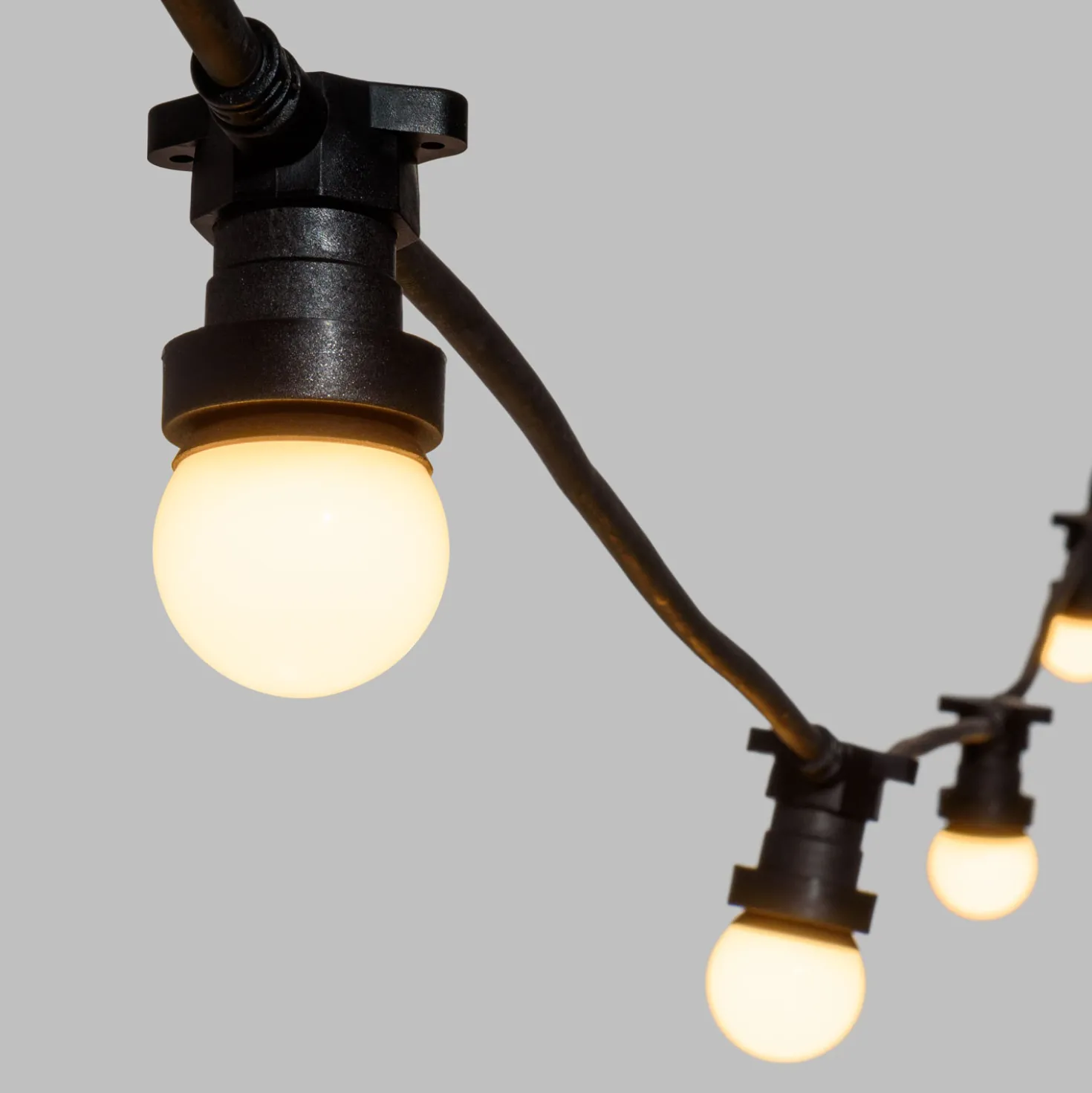 Catena 5 m, 5 lampadine led a globo Ø 45 mm di 1,2 Watt, cavo nero, prolungabile