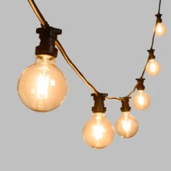 Catena 5 m, 16 lampadine led globo Ø 95 mm di 8 Watt, dimmerabili, cavo nero, prolungabile