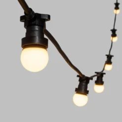 Catena 5 m, 8 lampadine led globo Ø 45 mm in plastica bianca di 1,2 Watt, prolungabile