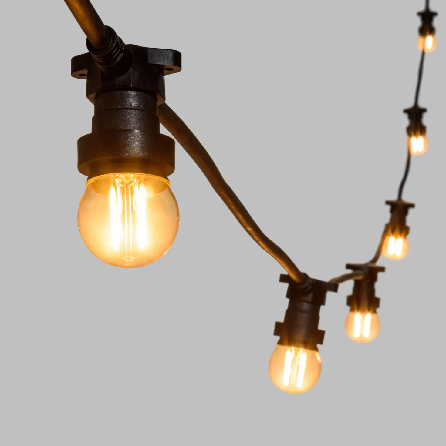 Catena 5 m, 16 lampadine led globo Ø 45 mm di 2 Watt, cavo nero, prolungabile
