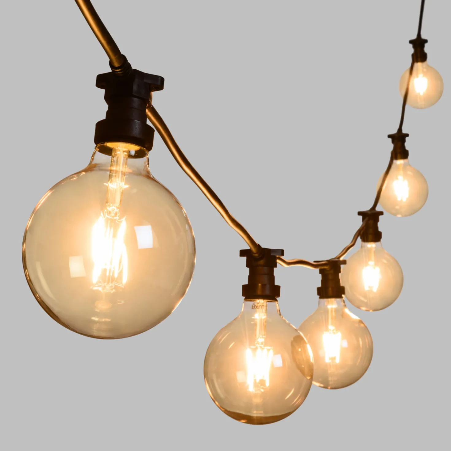 Catena 5 m, 8 lampadine led globo Ø 125 mm di 8 Watt dimmerabili, cavo nero, prolungabile