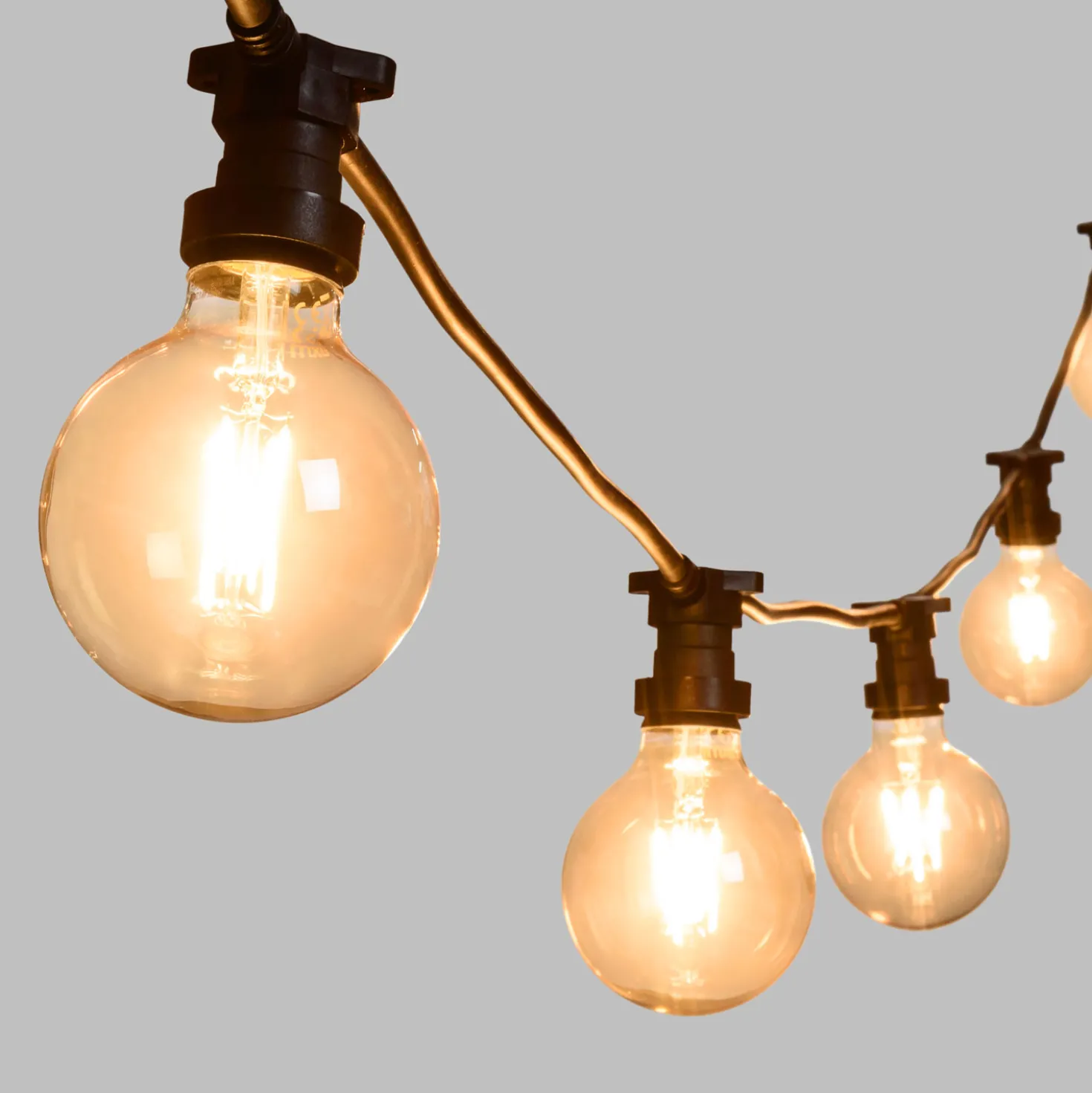 Catena 5 m, 5 lampadine led globo Ø 95 mm di 8 Watt led, dimmerabili, cavo nero, prolungabile