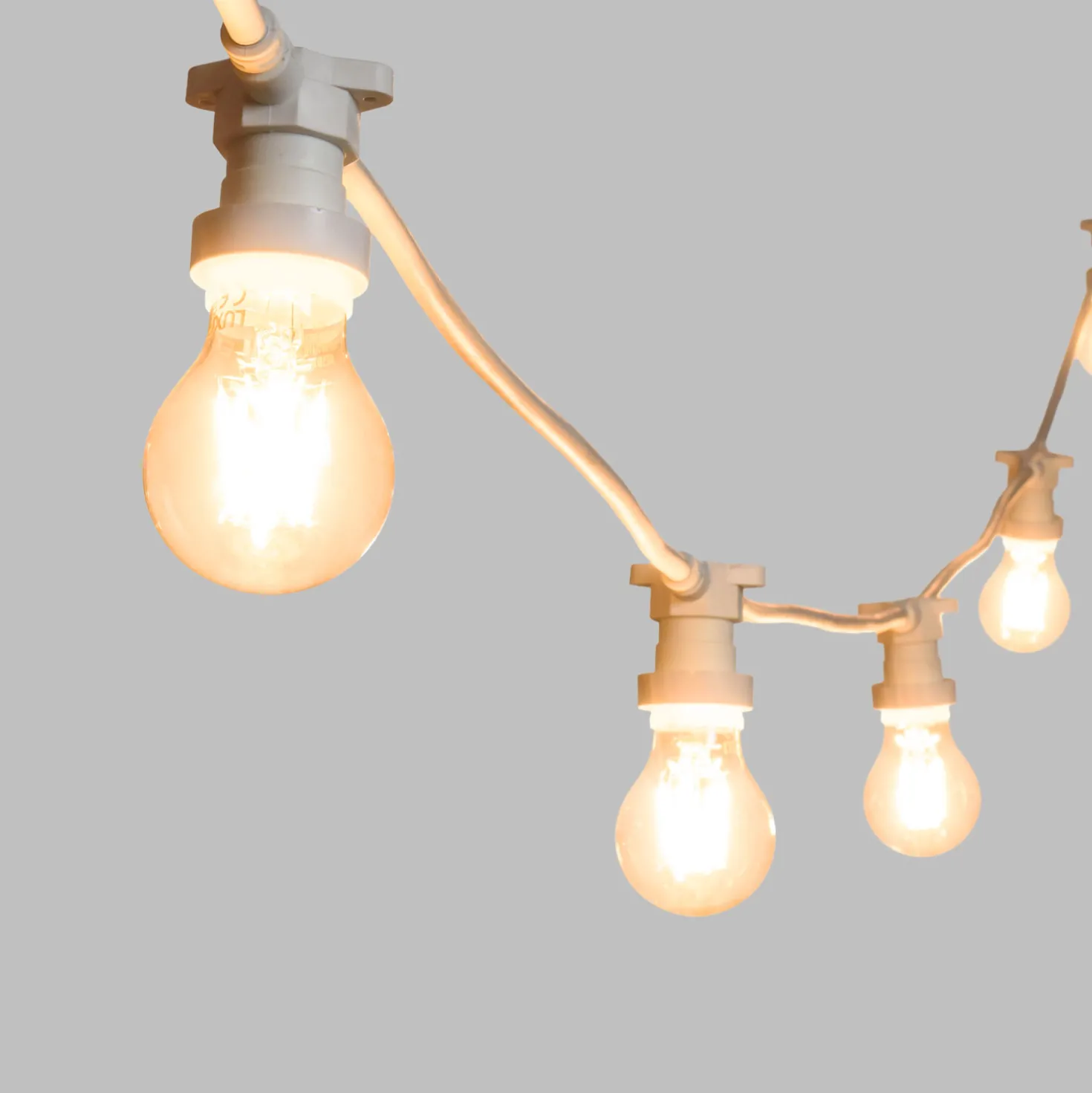 Catena 5 m, 5 lampadine led goccia Ø 67 mm di 8 Watt, dimmerabili, cavo bianco, prolungabile