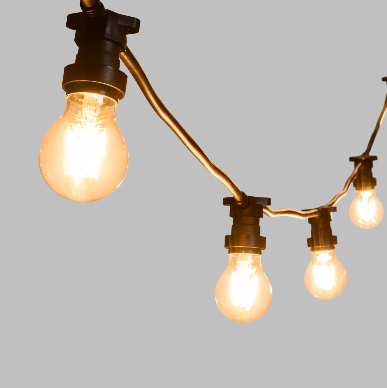 Catena 5 m, 5 lampadine led goccia Ø 67 mm di 8 Watt, dimmerabili, cavo nero, prolungabile