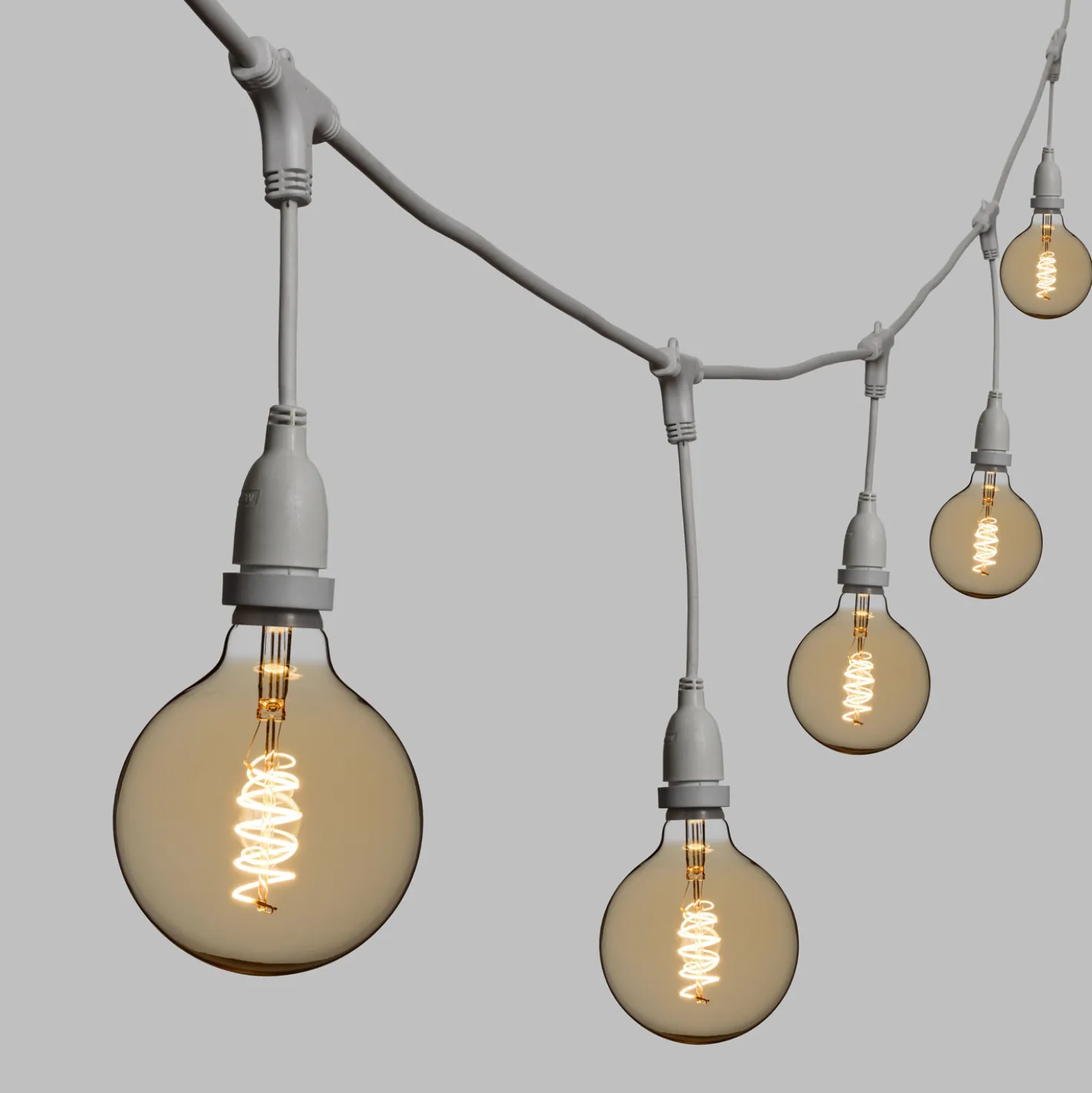 Catena 5 m, 8 lampadine pendenti globo Ø 125 mm, h 30 cm, led a spirale, prolungabile