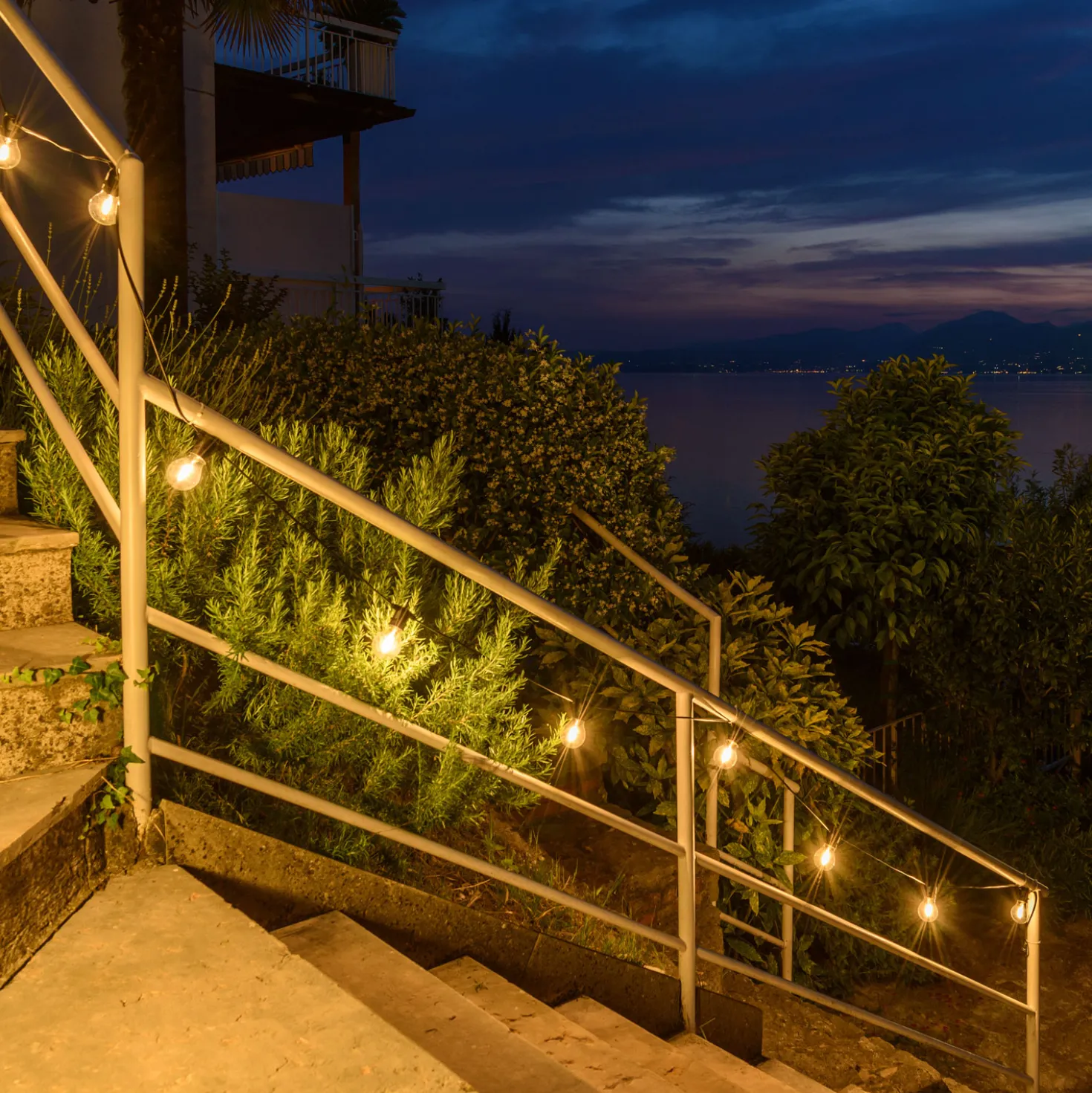Catena Party 5 m, 10 lampadine goccia in vetro Ø 60 mm, led bianco caldo, prolungabile