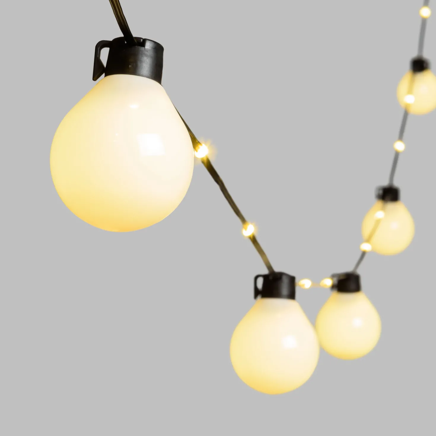 Catena solare 8 m con cavo illuminato, 20 lampadine bianche, 58 led bianco caldo, cavo nero