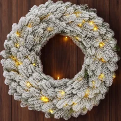 Corona Alpino in finto pino a batteria, floccato bianco, Ø 60 cm, 80 led integrati bianco caldo