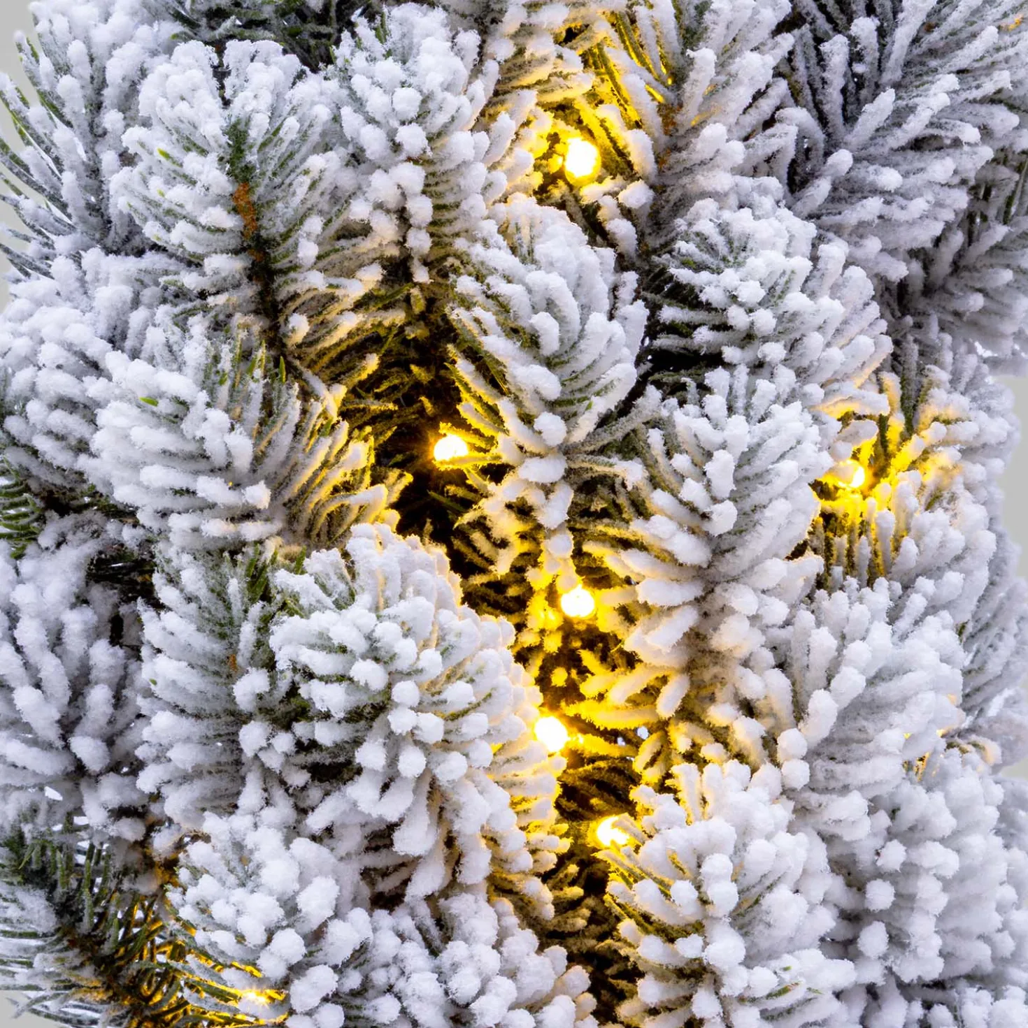 Corona Alpino in finto pino a batteria, floccato bianco, Ø 60 cm, 80 led integrati bianco caldo