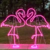 Fenicottero rosa neon da giardino, lato sinistro