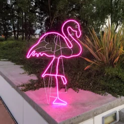 Fenicottero rosa neon da giardino, lato sinistro