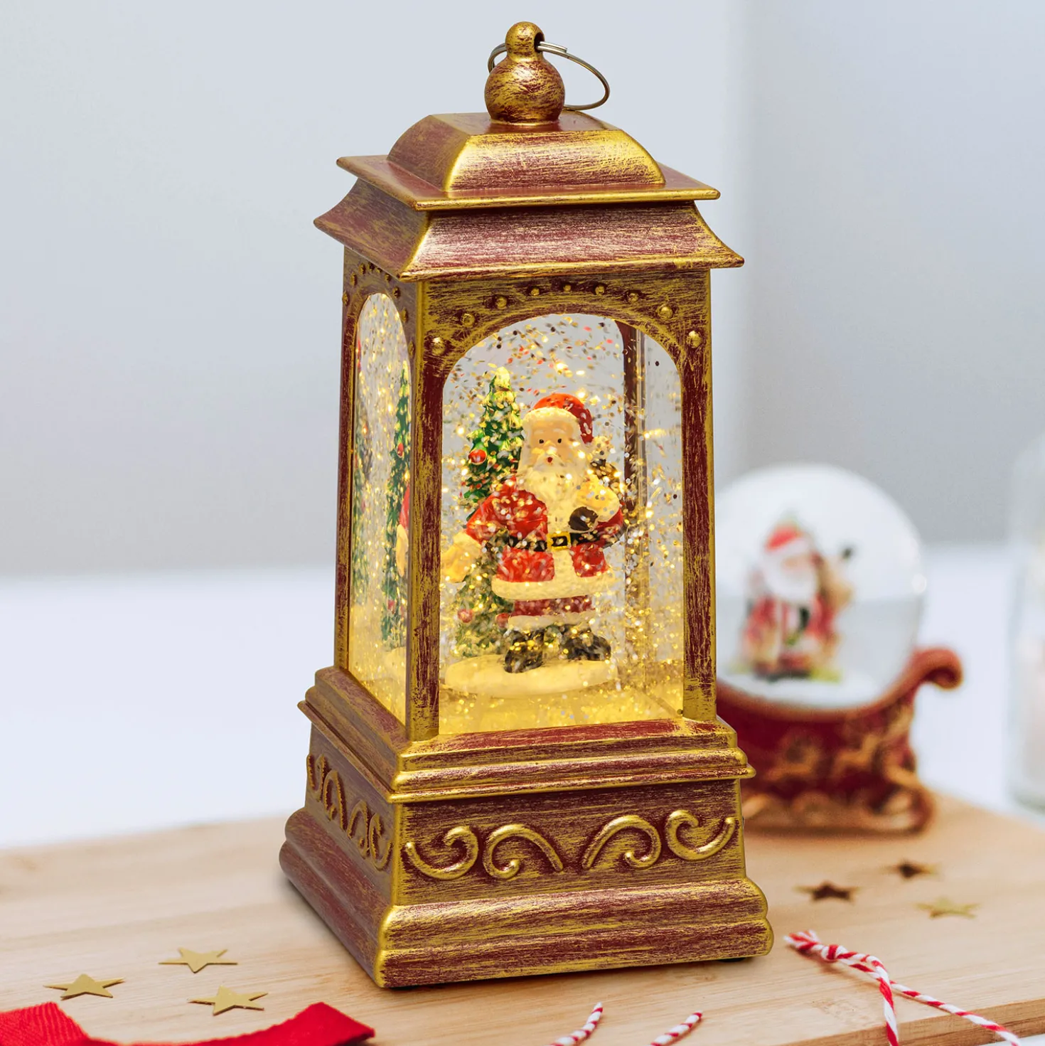 Lanterna natalizia a batteria rosso antico con nevicata glitter, h. 20,5 cm