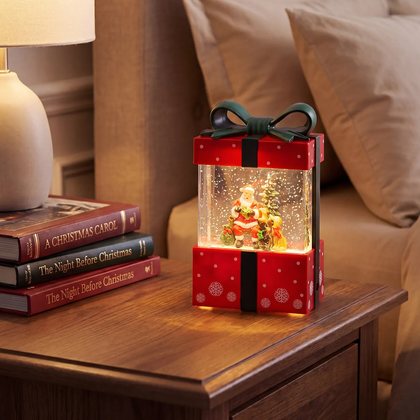 Lanterna Pacco Regalo rosso con glitter scintillanti, h 19 cm, led bianco caldo, musiche natalizie