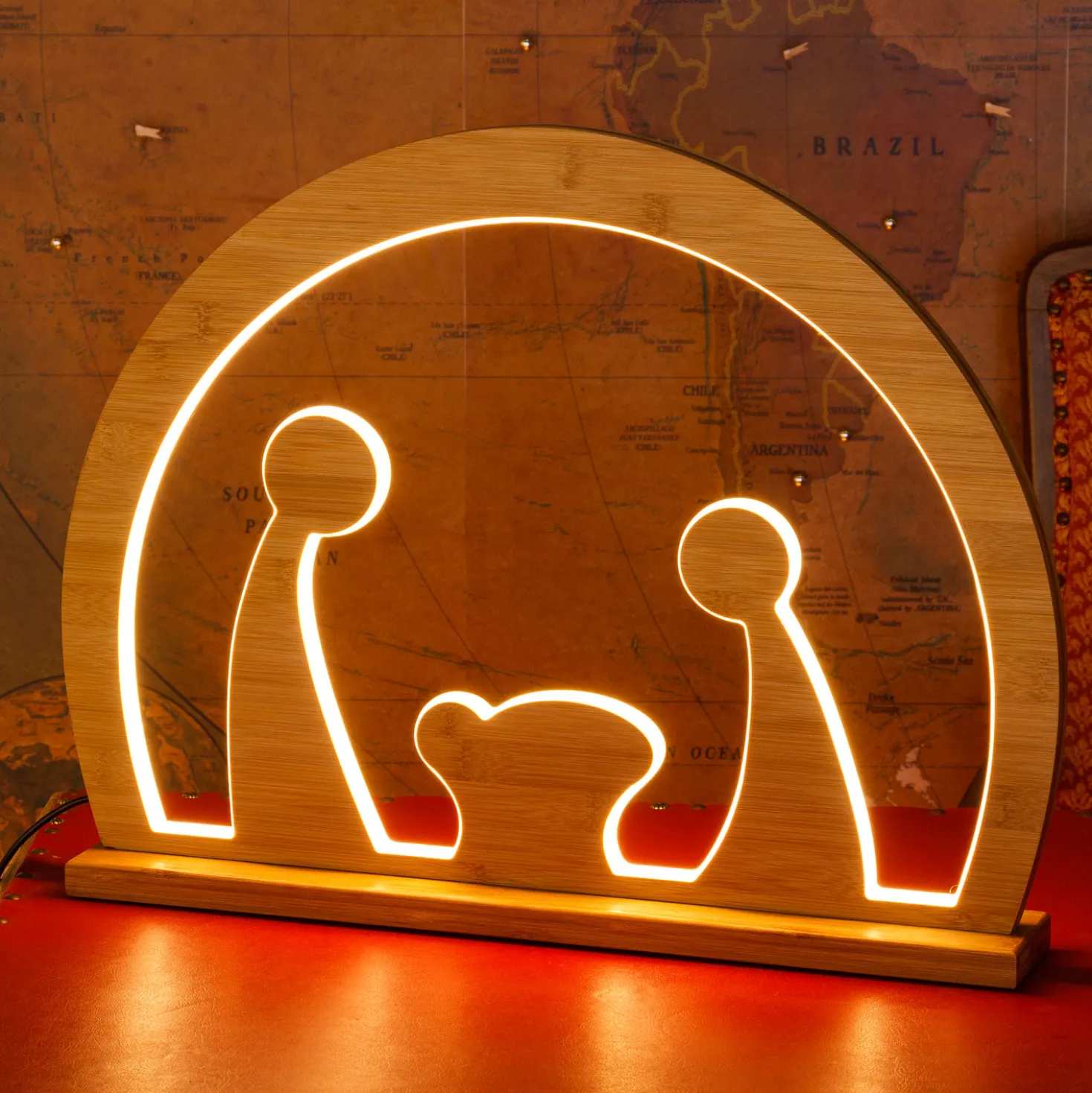 Natività in legno naturale con base, h 42 cm, led bianco caldo, uso interno