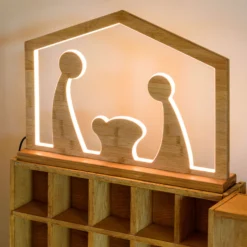 Natività in legno naturale con base, h 37 cm, led bianco caldo, uso interno