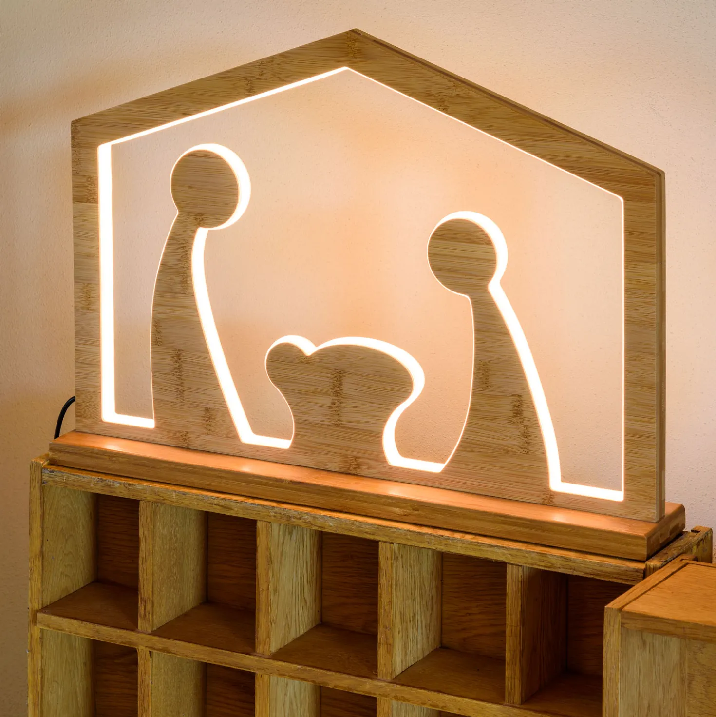 Natività in legno naturale con base, h 37 cm, led bianco caldo, uso interno