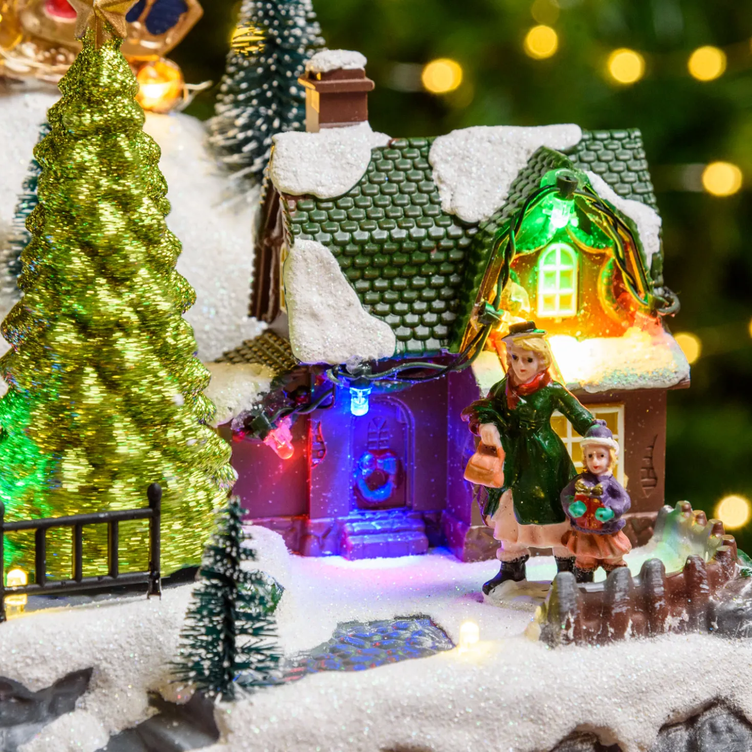 Paesaggio natalizio con Babbo Natale su slitta volante e pattinatori in movimento, led multicolor