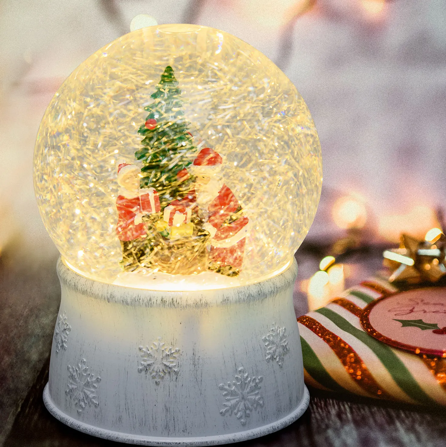 Sfera in vetro base bianco antico, Albero di Natale con Babbo Natale e sacco regali, led bianco caldo