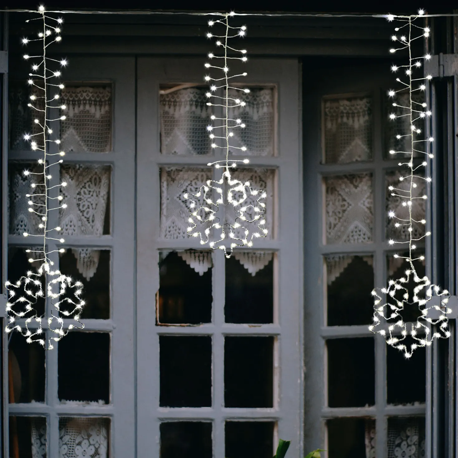 Stalattite decorata con cristalli di neve 3,2 x h 0,8 m, 728 microled bianco freddo