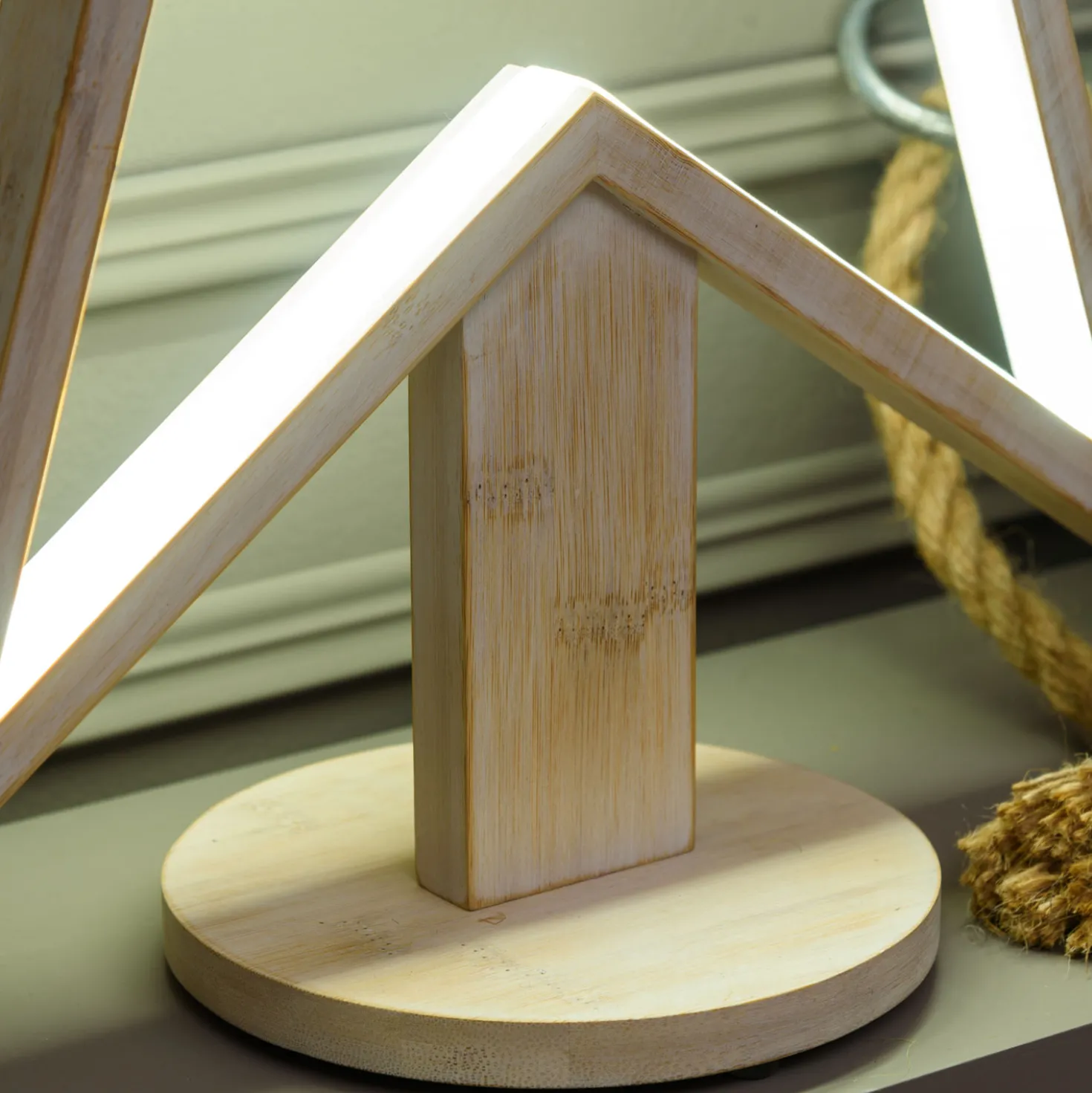 Stella con base in legno sbiancato, 55 cm, led RGB e Bianco Caldo, uso interno