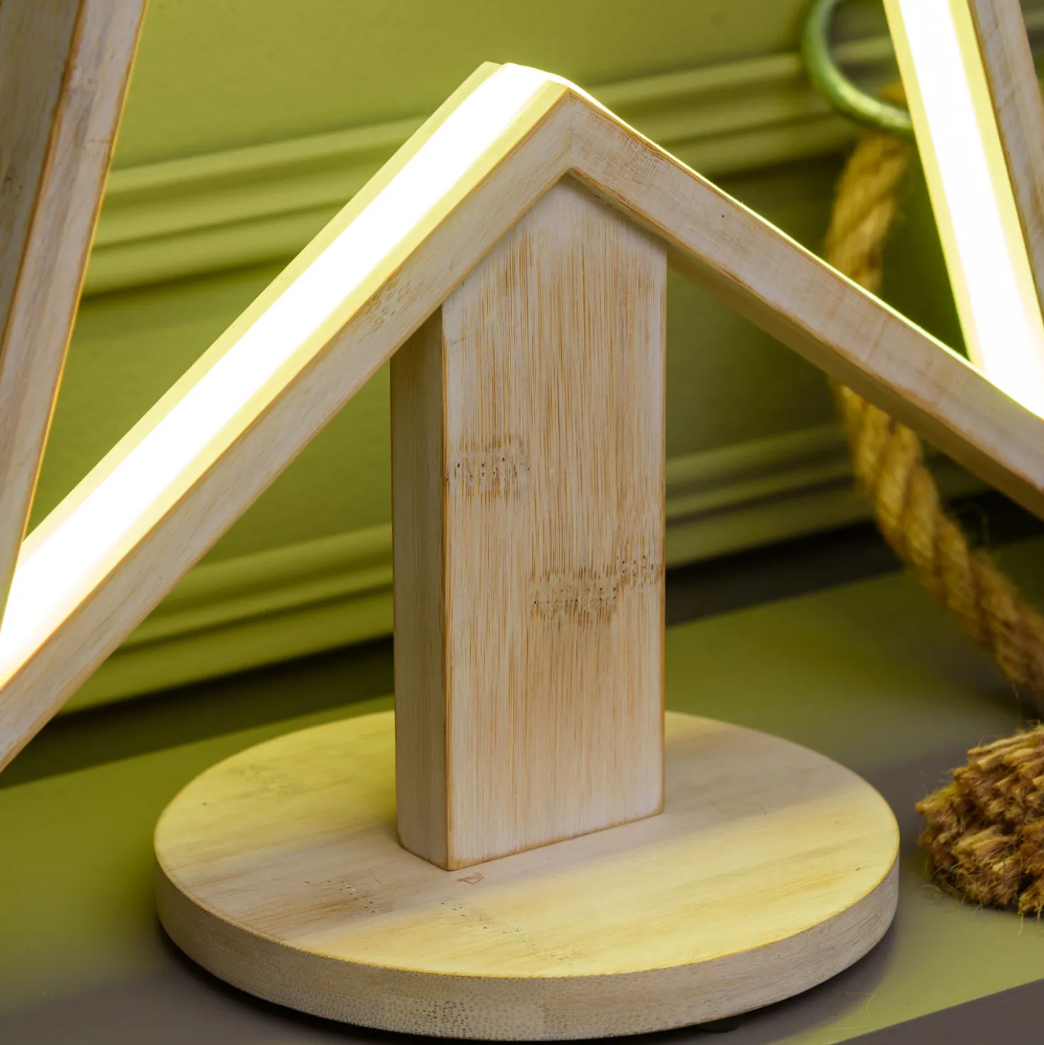 Stella con base in legno sbiancato, 55 cm, led RGB e Bianco Caldo, uso interno
