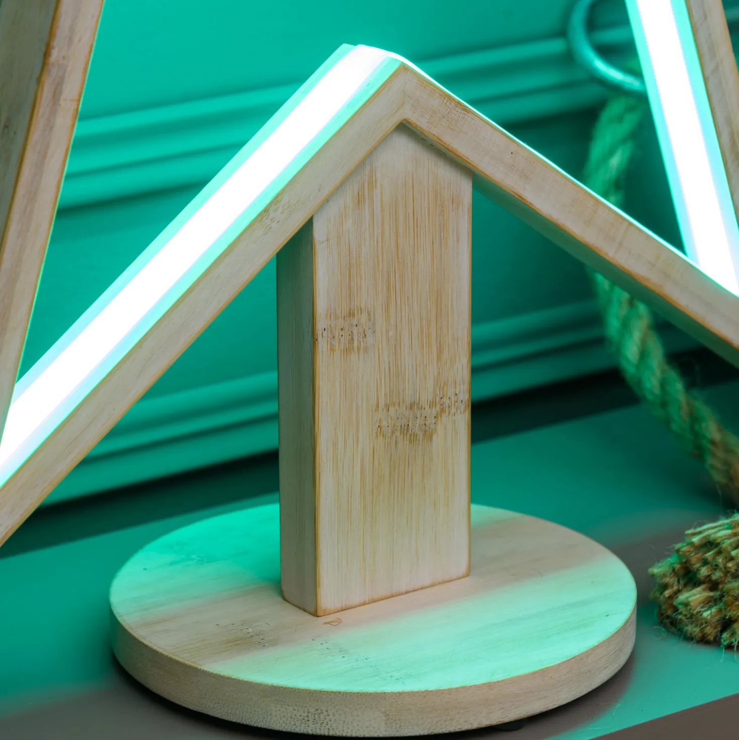 Stella con base in legno sbiancato, 55 cm, led RGB e Bianco Caldo, uso interno