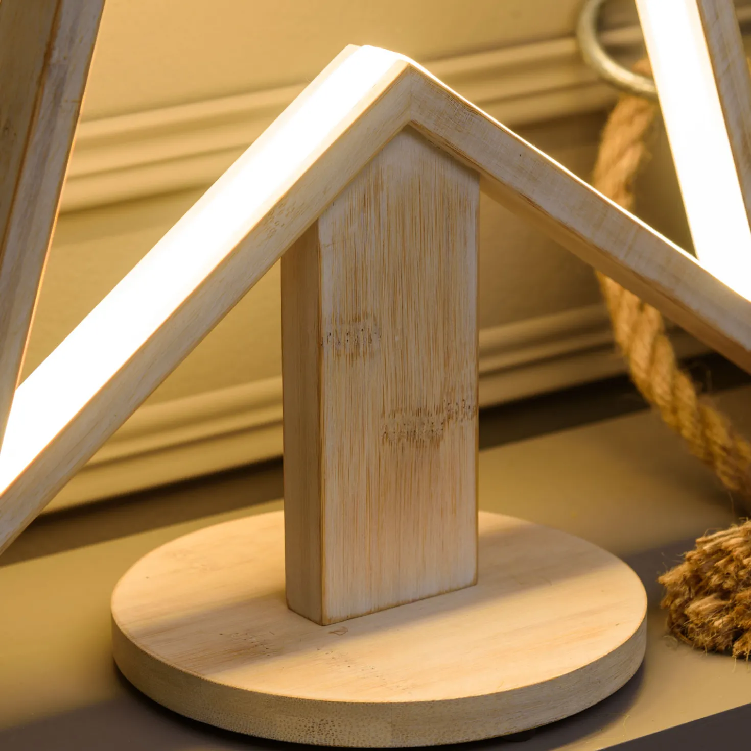 Stella con base in legno sbiancato, 55 cm, led RGB e Bianco Caldo, uso interno