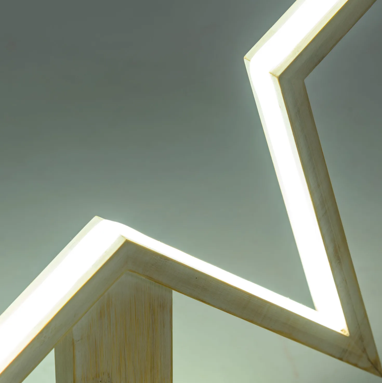 Stella con base in legno sbiancato, 55 cm, led RGB e Bianco Caldo, uso interno