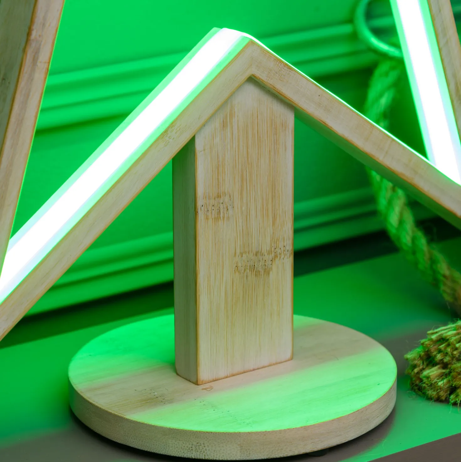 Stella con base in legno sbiancato, 55 cm, led RGB e Bianco Caldo, uso interno