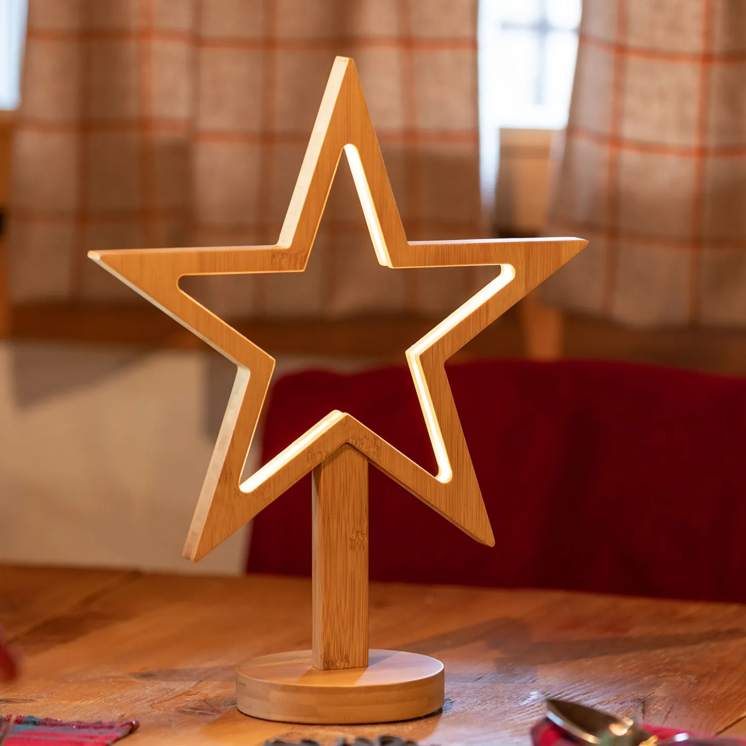 Stella in legno naturale con base, 37 cm, led bianco caldo, uso interno