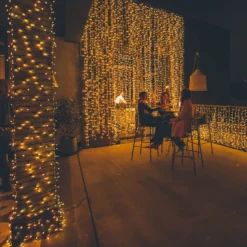 Tenda Twinkly Plus RGB e Bianco caldo, 0,5 x h 4 metri, 250 Pixel Led, cavo nero