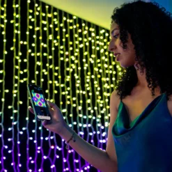 Tenda Twinkly Plus RGB e Bianco caldo, 0,5 x h 4 metri, 250 Pixel Led, cavo nero