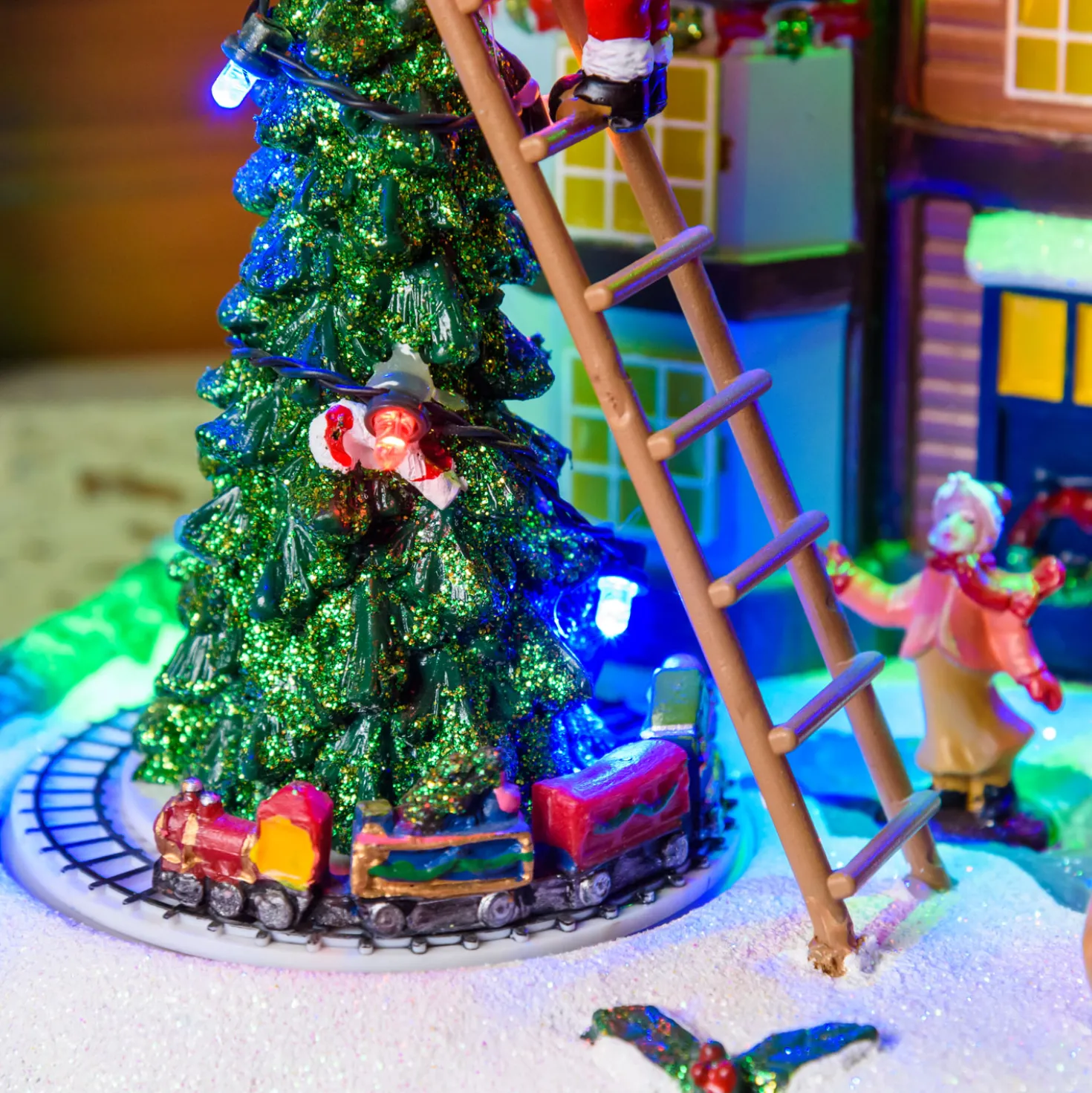 Villaggio di Natale, Albero e Babbo su Scala con Trenino rotante, h 21,5 cm