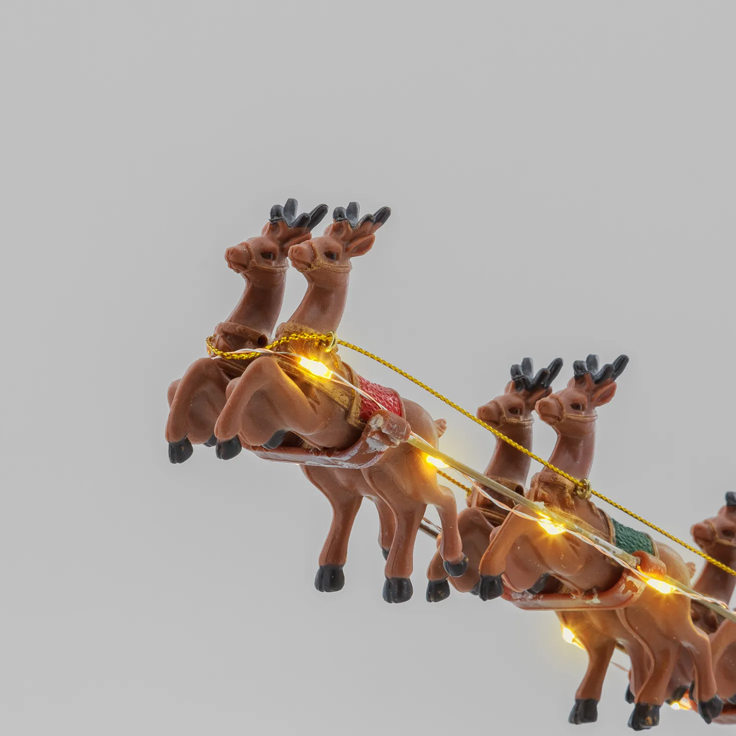 Villaggio di Natale, Babbo Natale su slitta e renne volanti, h 16 cm, led bianco caldo