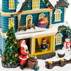 Villaggio di Natale, Casa con scena natalizia, Slitta in movimento e Albero di Natale RGB, h 23 cm, musiche natalizie