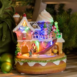 Villaggio di Natale, Casa di Marzapane con personaggi in movimento, h 21 cm, musiche natalizie