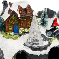 Villaggio di Natale con Paesaggio Innevato, Trenino e Babbo su Slitta rotanti, Ruscello fibre ottiche, h 18 cm, musiche natalizie