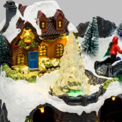 Villaggio di Natale con Paesaggio Innevato, Trenino e Babbo su Slitta rotanti, Ruscello fibre ottiche, h 18 cm, musiche natalizie