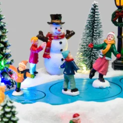 Villaggio di Natale con Paesaggio Innevato e Pattinatori in movimento rotante, h 15 cm, musiche natalizie