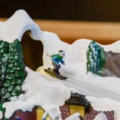 Villaggio di Natale in Poliresina, Sciatori in movimento su Pista e Pattinatori rotanti, h 24 cm