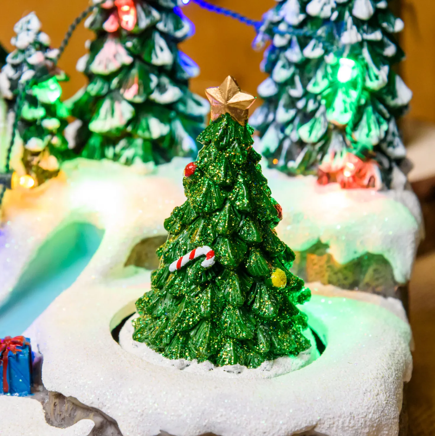 Villaggio di Natale in Poliresina, Ruscello con Ponte e Albero rotante, h 15 cm