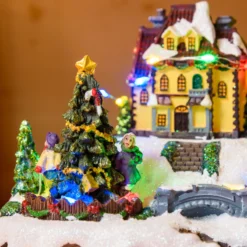 Villaggio di Natale in Polyresina, Pattinatore e Albero Natale con Bambini rotanti, h 15 cm