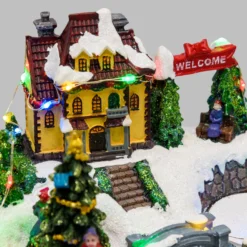 Villaggio di Natale in Polyresina, Pattinatore e Albero Natale con Bambini rotanti, h 15 cm