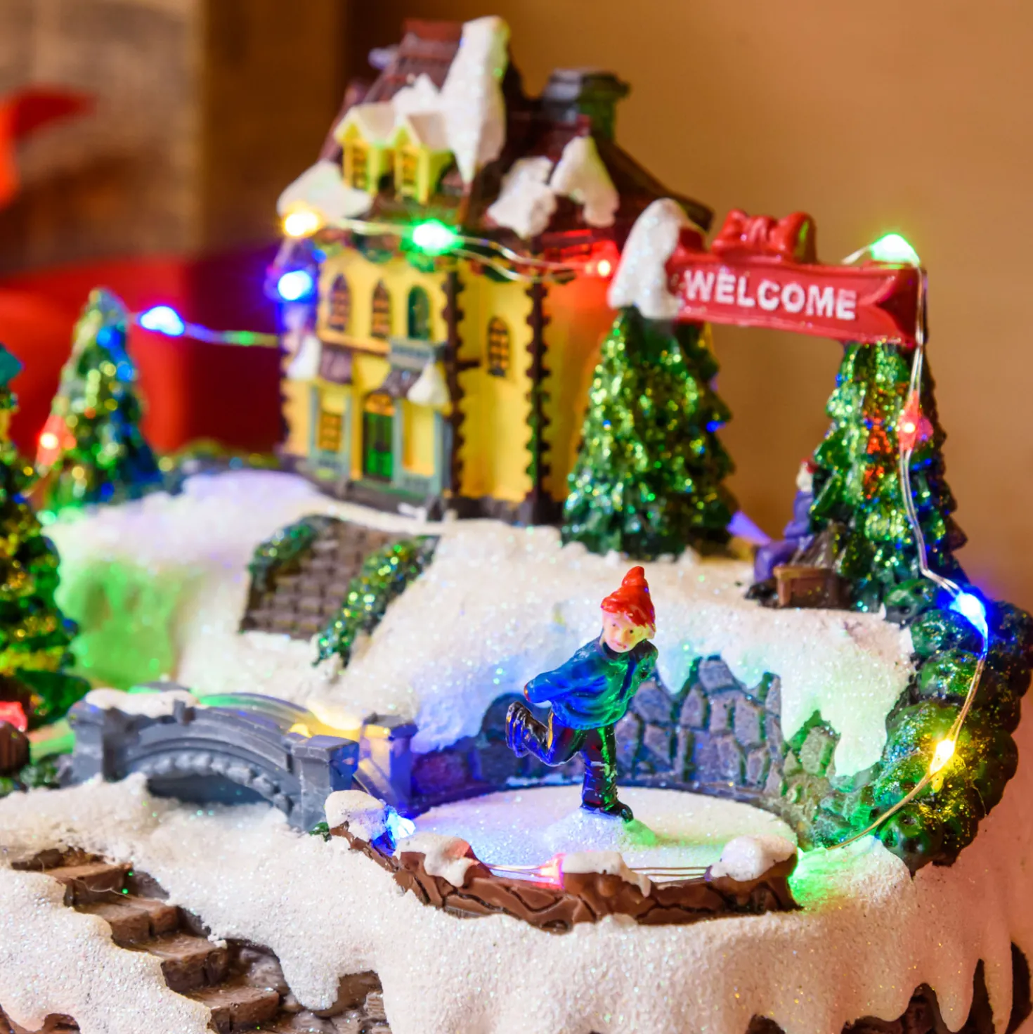 Villaggio di Natale in Polyresina, Pattinatore e Albero Natale con Bambini rotanti, h 15 cm
